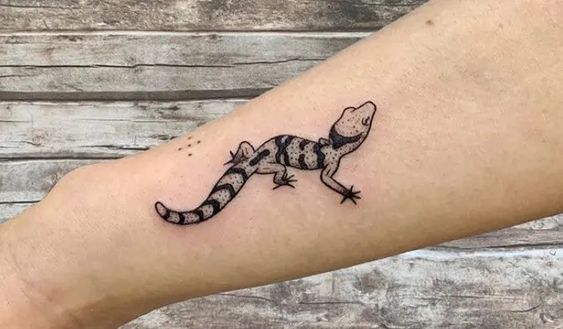 20 little lizard tattoos for men and women