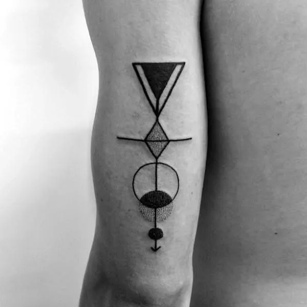 GEOMETRIC TATTOO ON THE BACK OF THE HAND