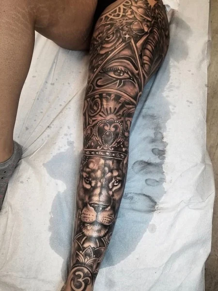 Tattoo sleeves on the leg