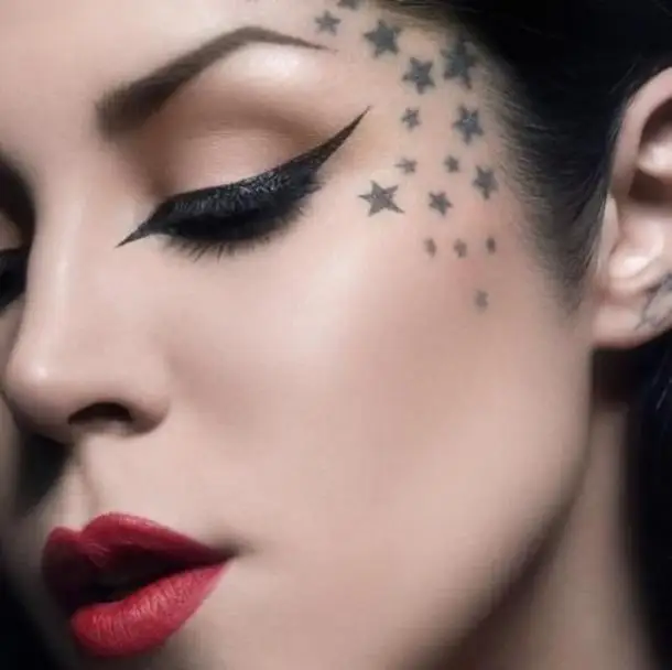 Tattoo of stars on the face