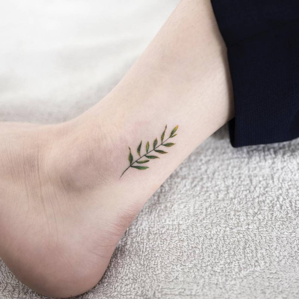 Tattoo of a flower on your leg