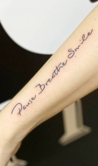 Tattoo with the inscription Pause Breathe Smile