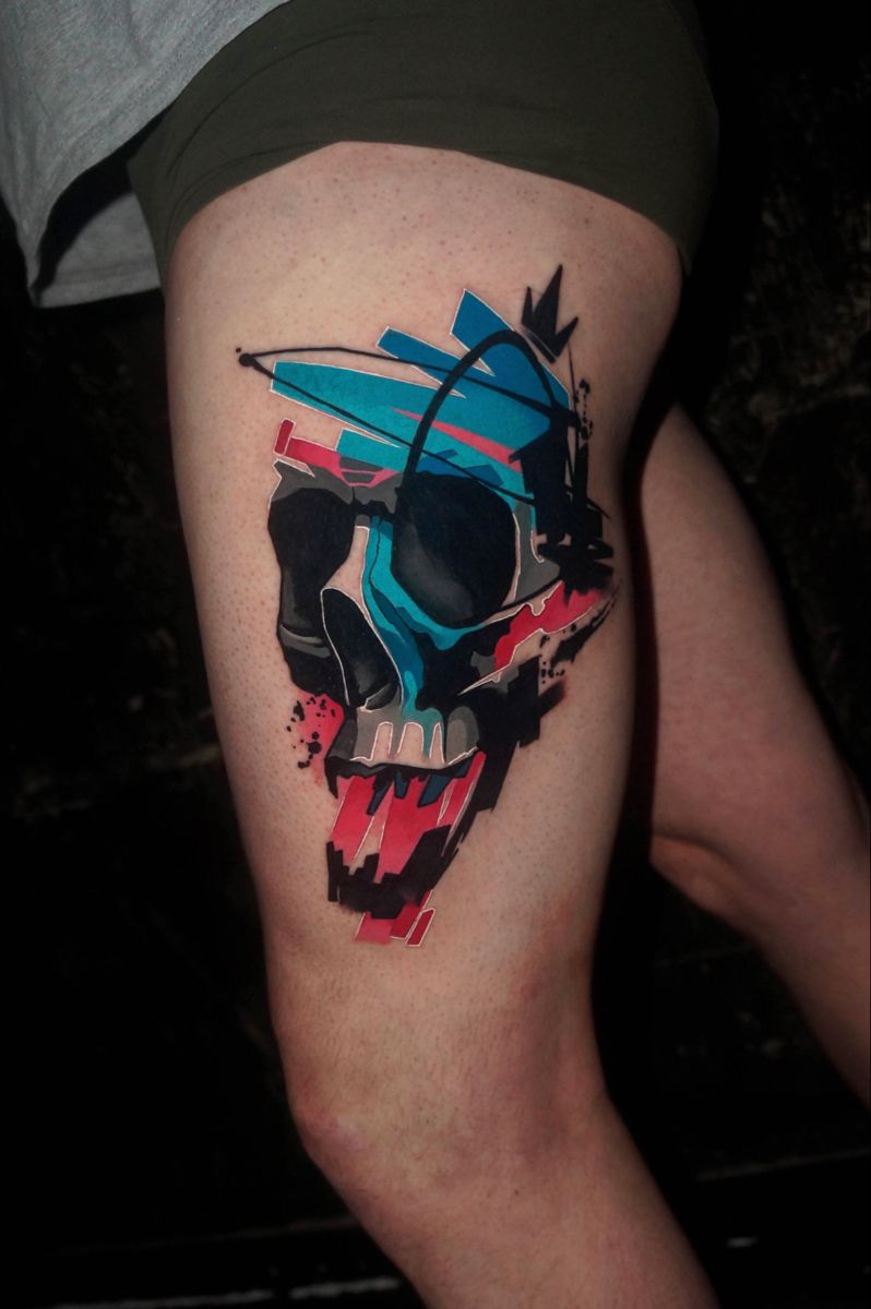 Tattoo of a skull on the leg