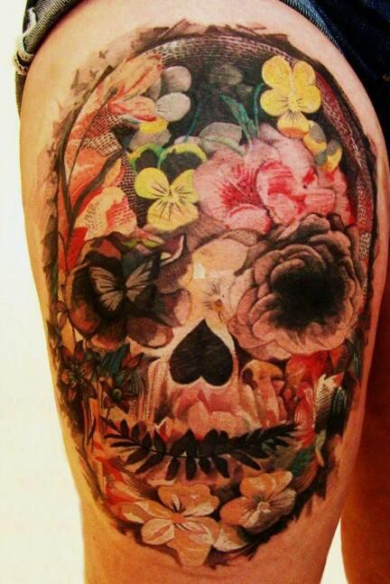 Tattoo of a skull on the leg