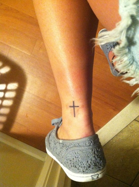 Tattoo of the cross on the leg