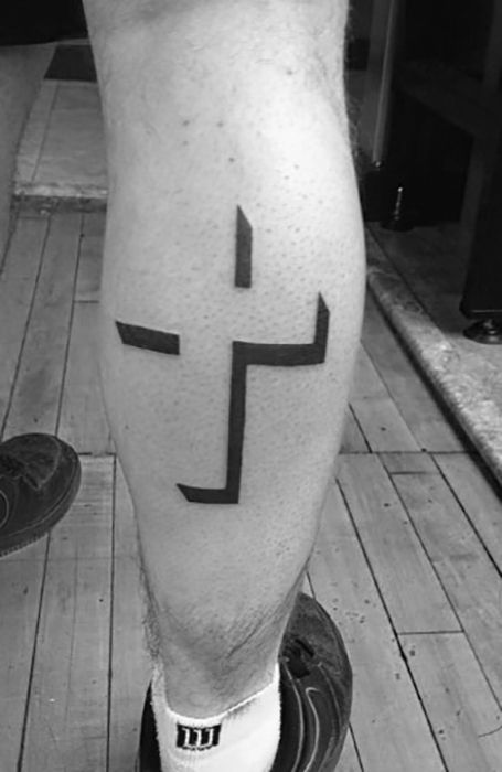 Tattoo of the cross on the leg