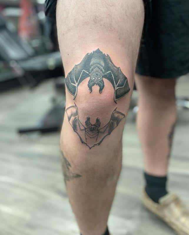 Tattoos on men's knee