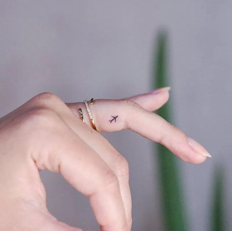 Airplane tattoos on the fingers