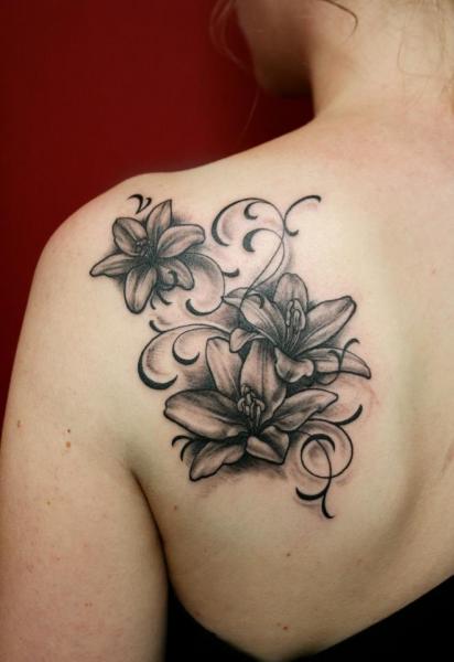 Flower tattoo on the shoulder blade