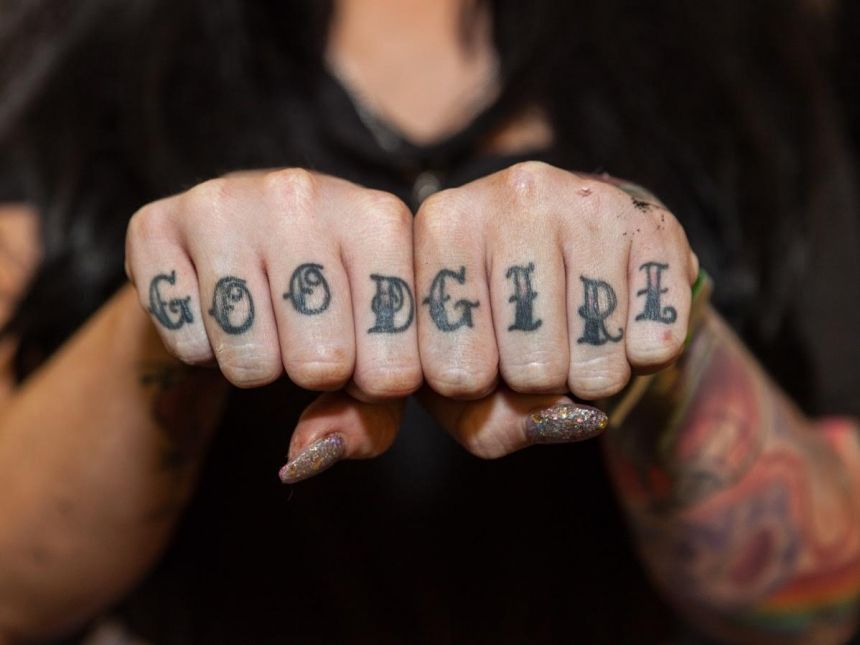 Tattoo of an inscription on the fingers