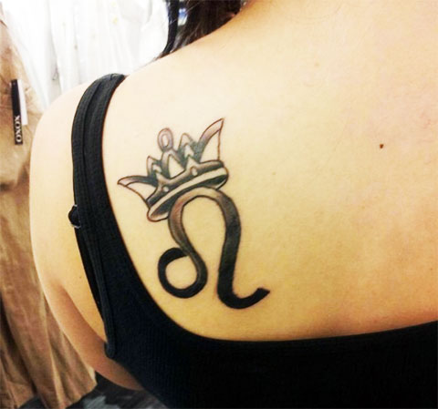 Tattoo symbol of the zodiac sign lion on the shoulder blade for women