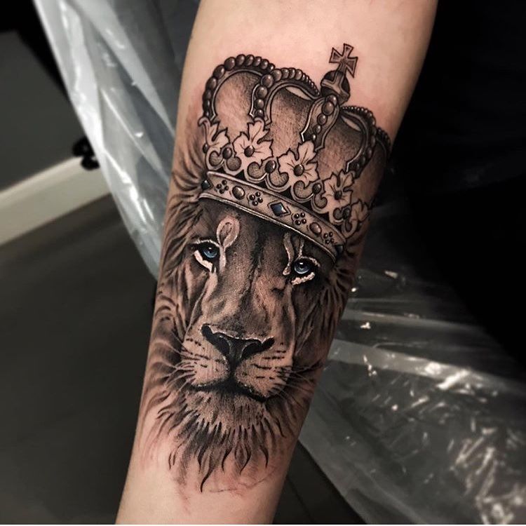 Tattoo of the zodiac sign lion on the forearm