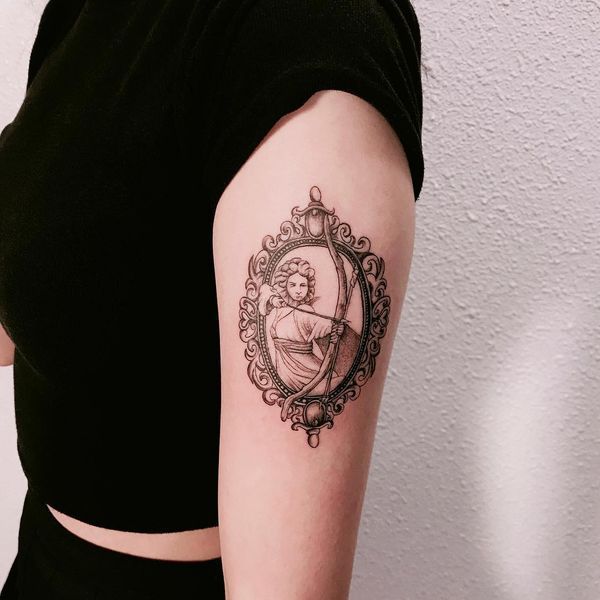 Tattoo of the zodiac sign Sagittarius on the shoulder for women