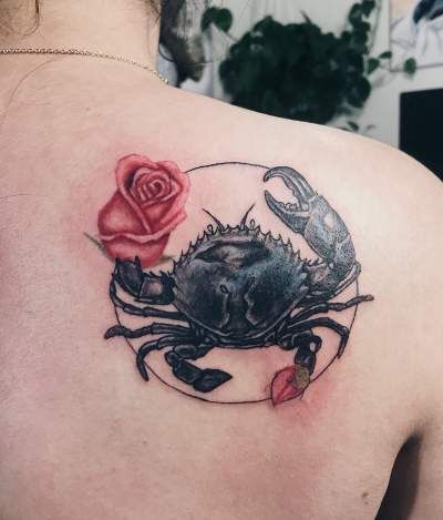 Tattoo of the zodiac sign crab on the shoulder blade for men