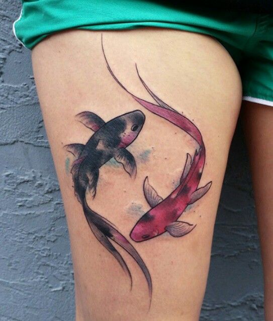 Tattoo of the fish zodiac sign on the thigh for women