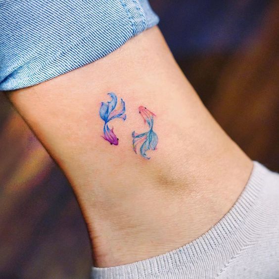 Tattoo of the fish zodiac sign on the ankle for women