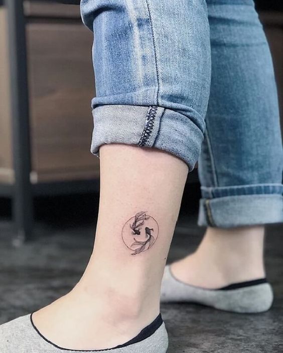 Tattoo of the fish zodiac sign on the ankle for women