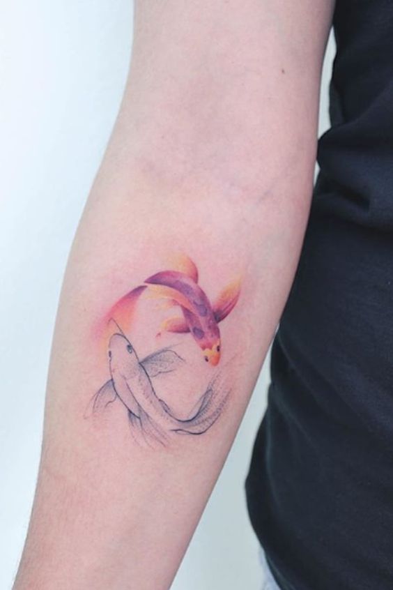 Tattoo of the fish zodiac sign on the forearm for women