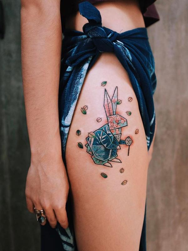 Tattoo of a hare (rabbit) on the hip for women