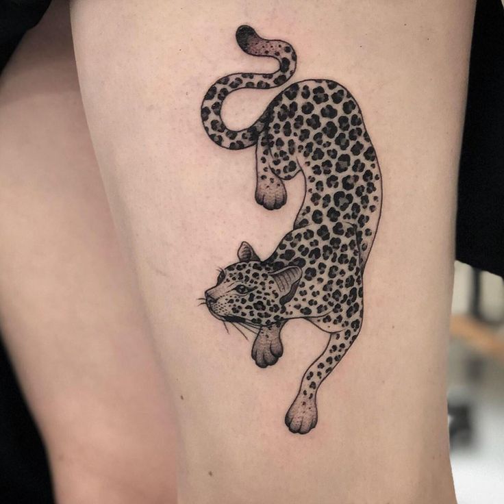 Cheetah tattoo on the hip for women