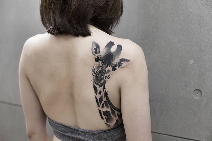 25 Elegant giraffe tattoos for women