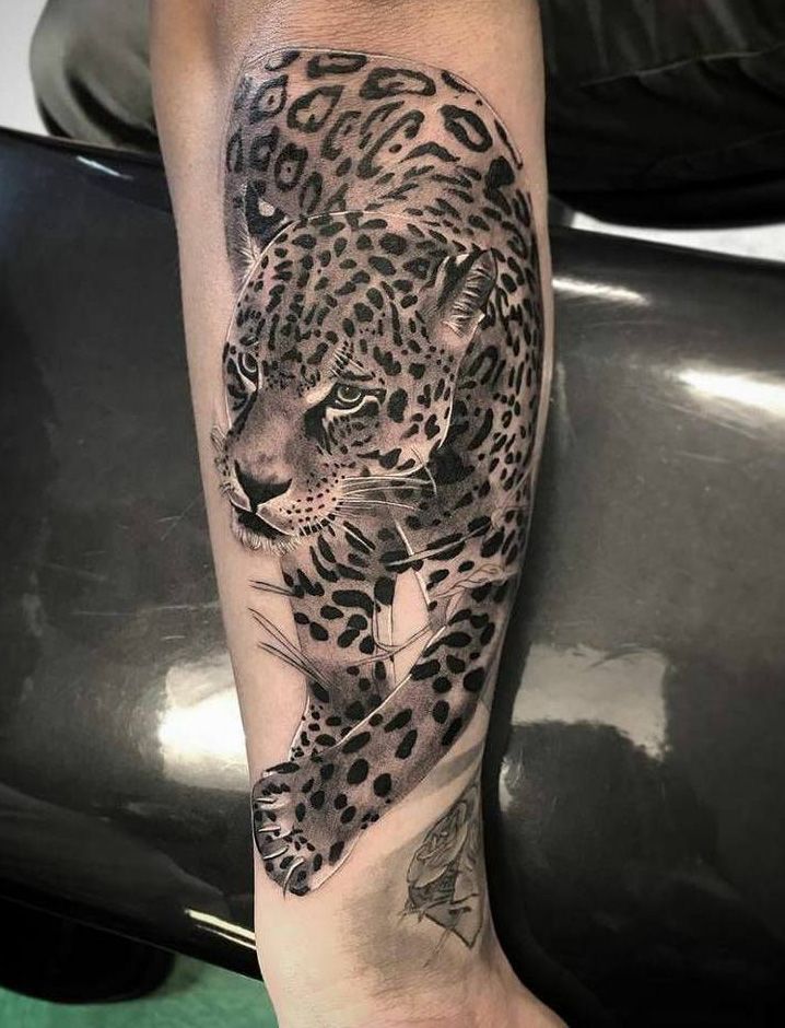 Leopard tattoo on the arm for men