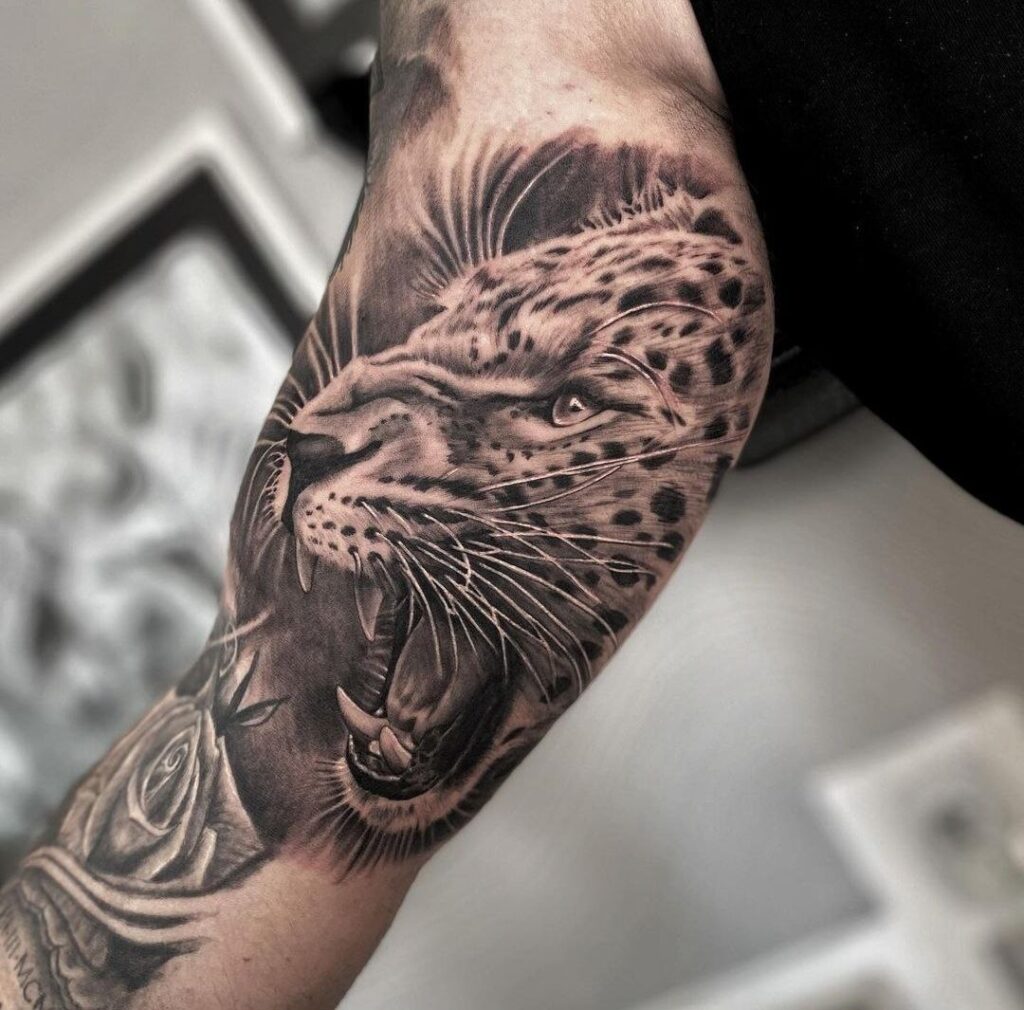 Leopard tattoo on the biceps for men