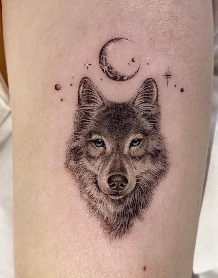 Tattoo of a wolf on the shoulder for women