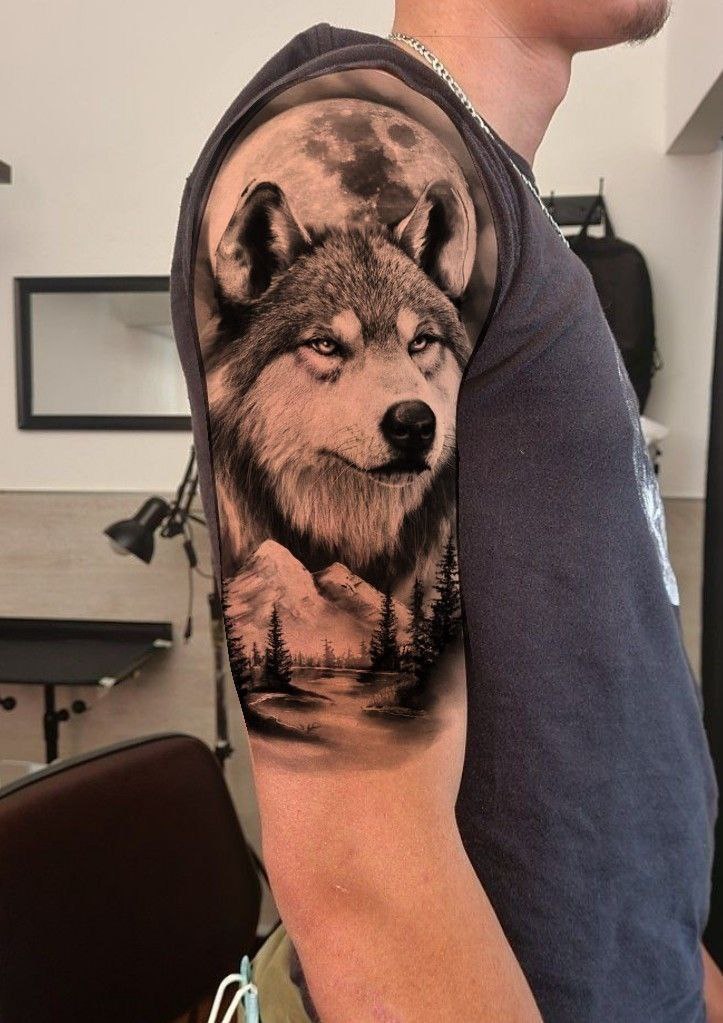 Tattoo of a wolf on the shoulder for men