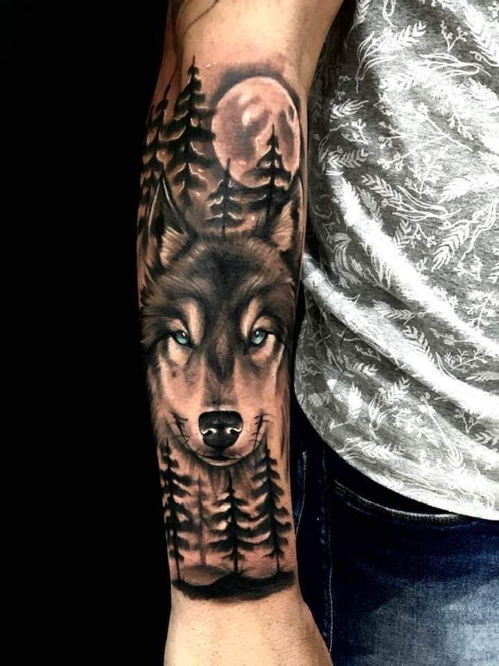 Tattoo of a wolf on the arm for men