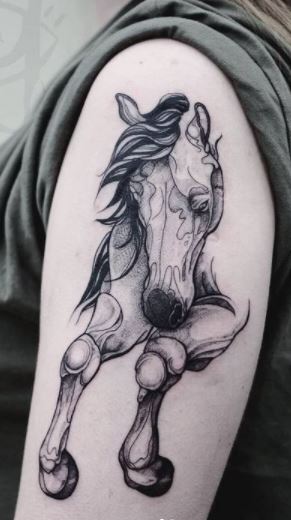 Tattoo of a horse on the shoulder for women