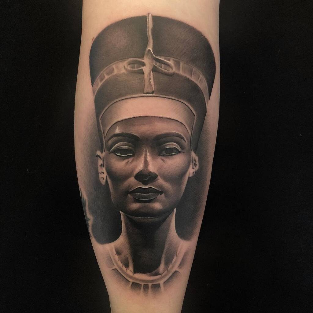 Tattoo of Nefertiti on the calf for women