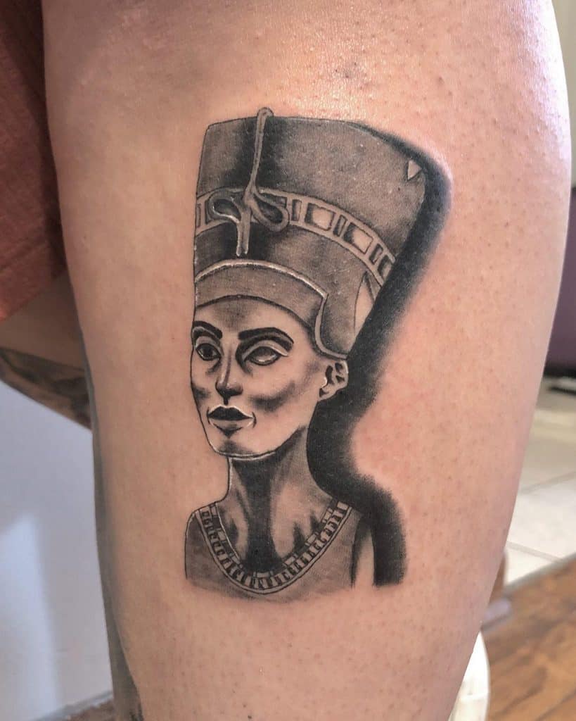 Tattoo of Nefertiti on the thigh for women