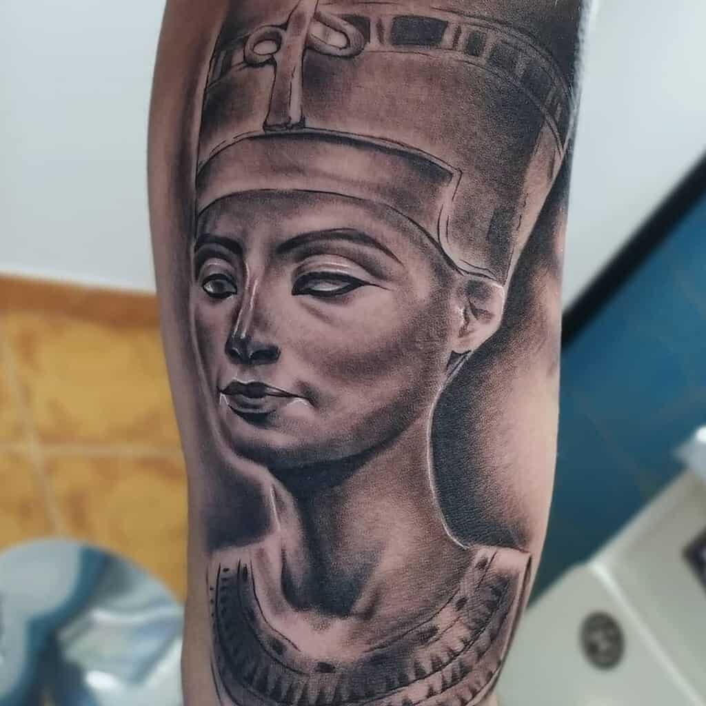 Tattoo of Nefertiti on the leg for women