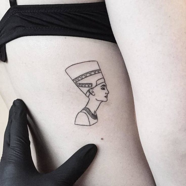 Tattoo of Nefertiti on the thigh for women