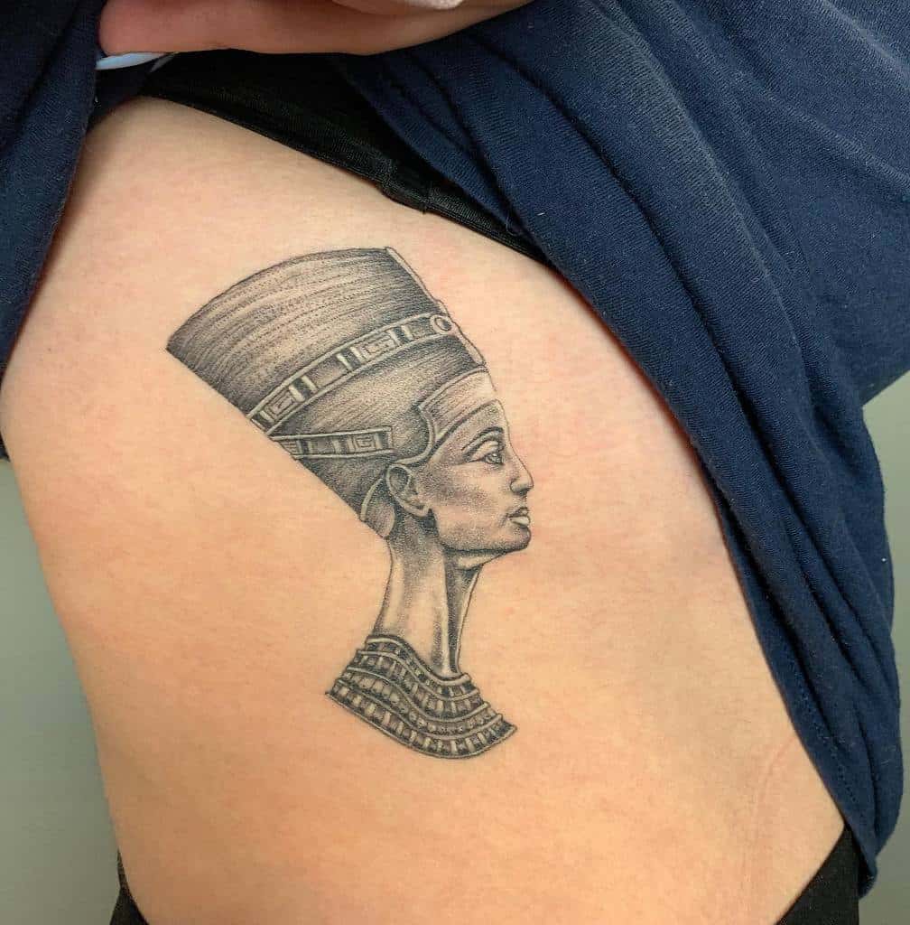 Tattoo of Nefertiti on the stomach for women