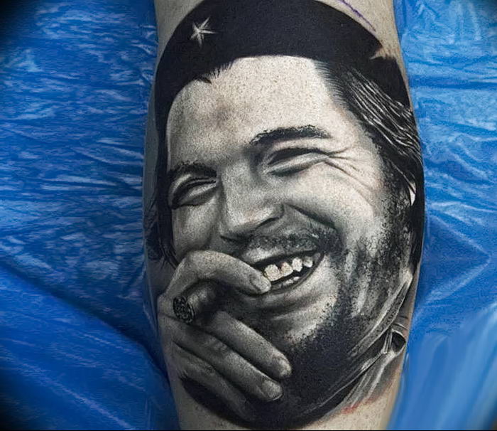 Tattoo of Che Guevara on the leg for men