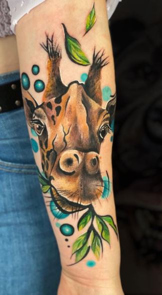 Tattoo of a giraffe on the arm for women