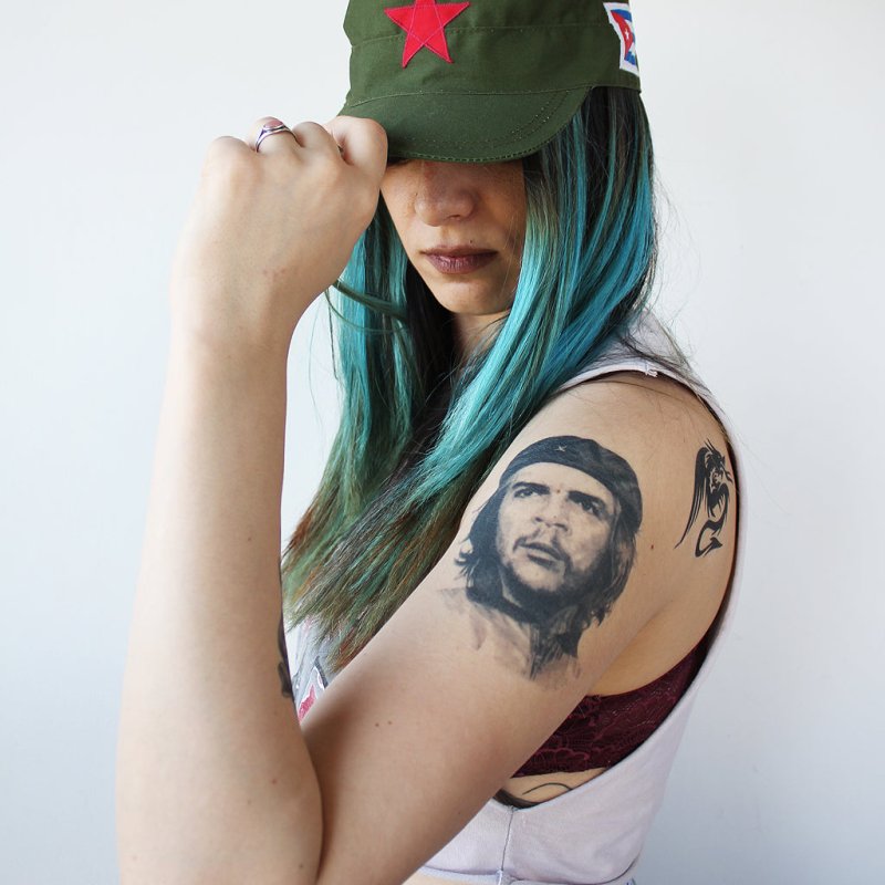 Tattoo of Che Guevara on the shoulder for women