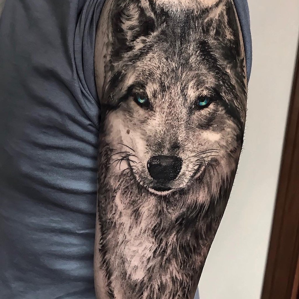 Tattoo of a wolf on the shoulder for men