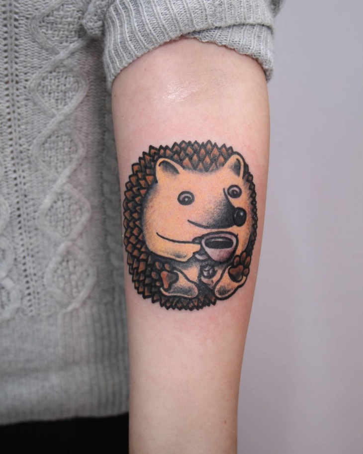 Tattoo of a hedgehog on the forearm for women