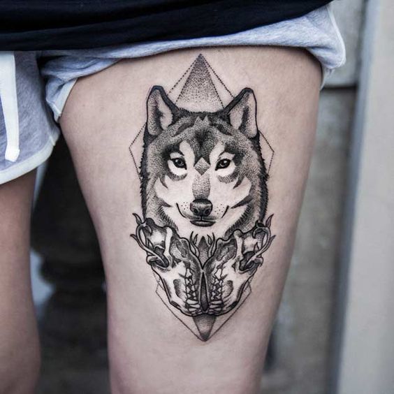 Tattoo of a wolf on the hip for men