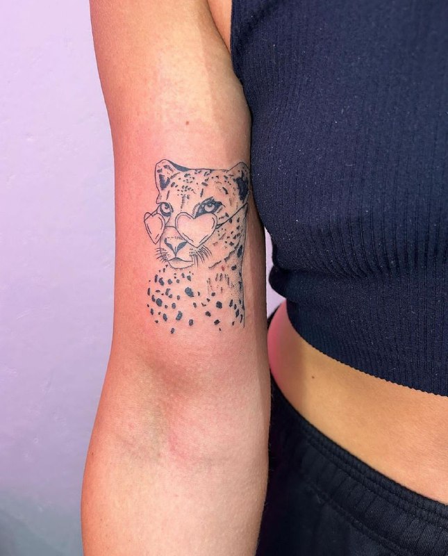 Cheetah tattoo on the shoulder for women