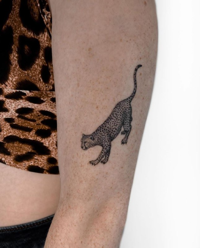 Cheetah tattoo on the shoulder for women