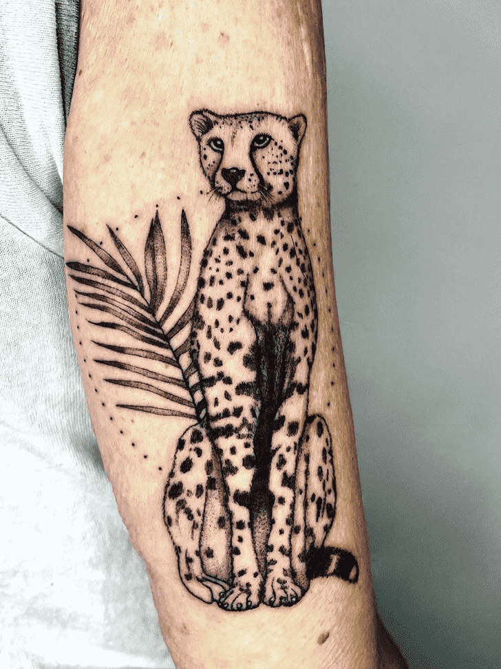 Cheetah tattoo on the shoulder for women