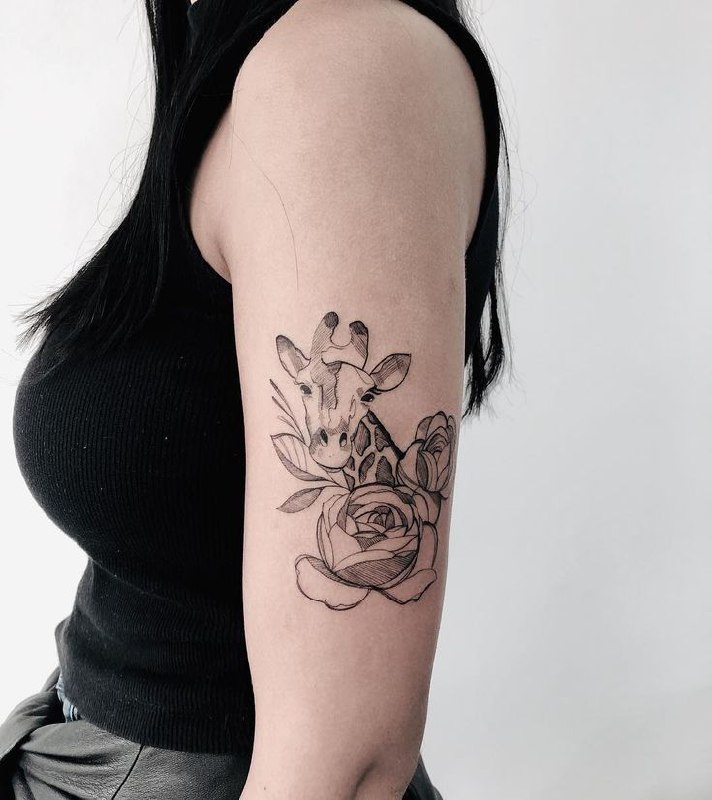 Giraffe tattoo on the shoulder for women