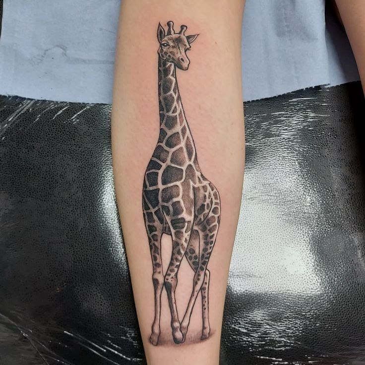 Tattoo of a giraffe on the forearm for women