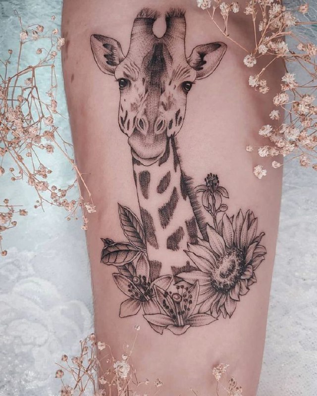 Tattoo of a giraffe on the arm for women