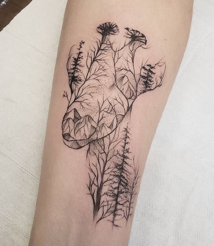 Tattoo of a giraffe on the arm for women