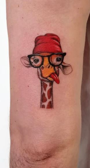 Giraffe tattoo on the shoulder for women